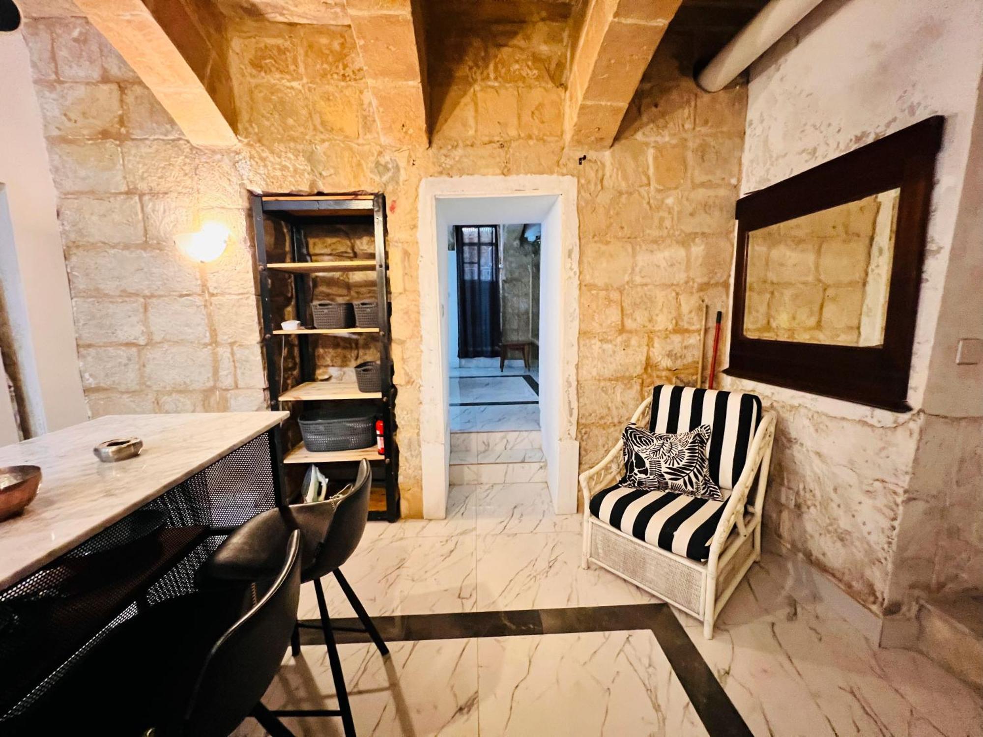 Charming Townhouse Prime Area Valletta Apartment Exterior photo