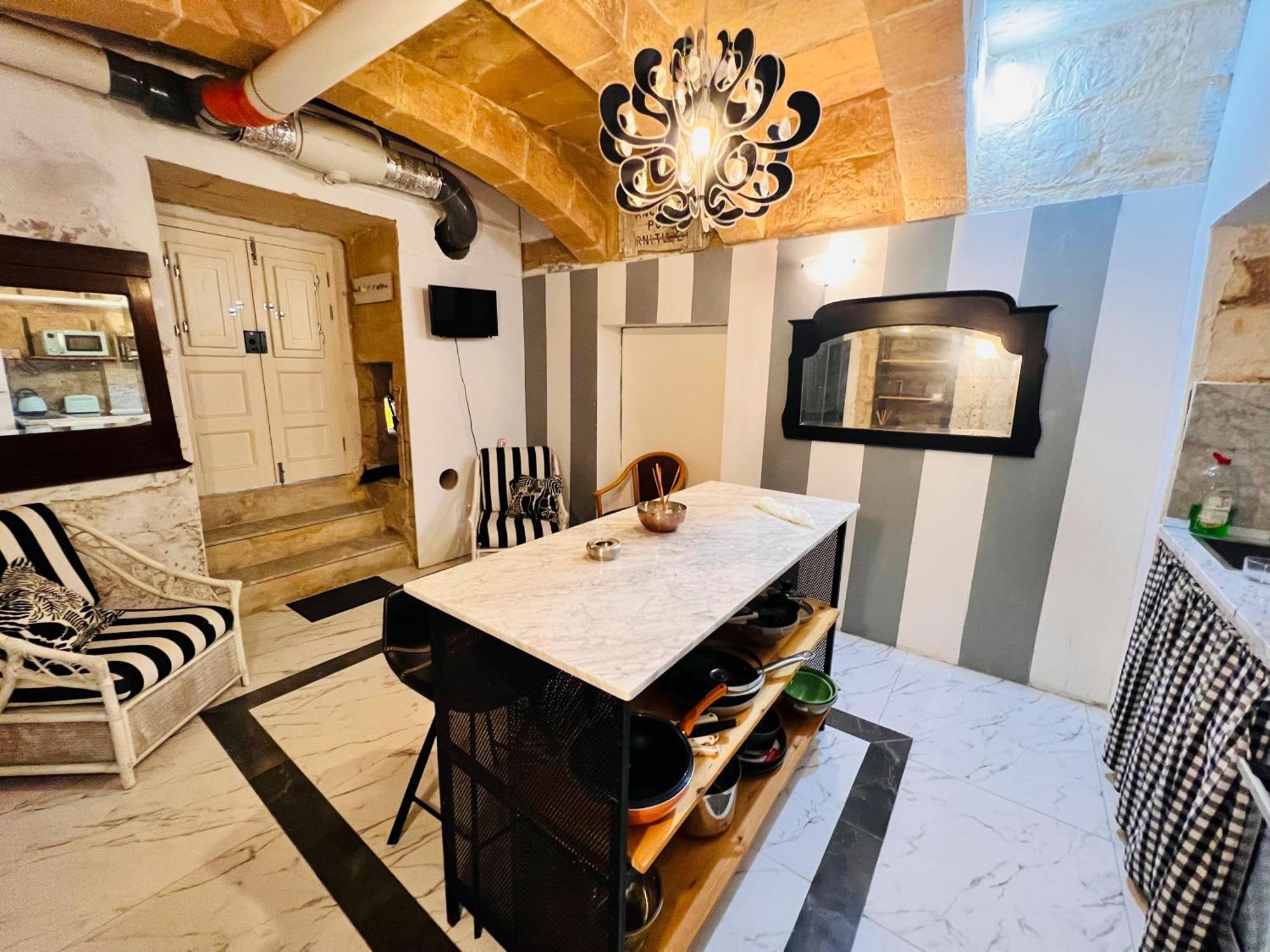 Charming Townhouse Prime Area Valletta Apartment Exterior photo